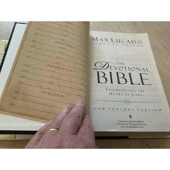 THE DEVOTIONAL BIBLE: EXPERIENCING THE HEART OF JESUS By Max Lucado - Hardcover - Picture 7 of 13